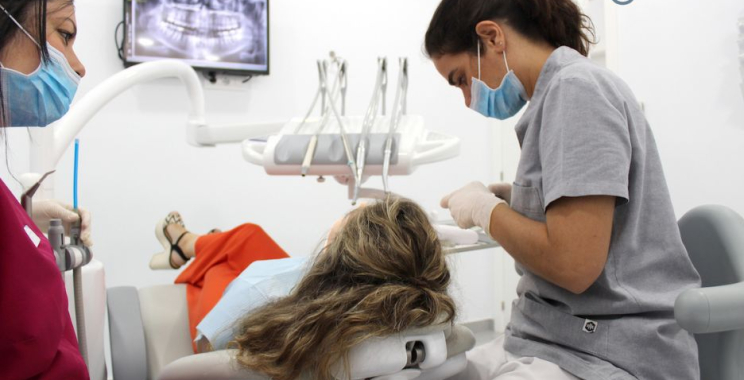 Tu sonrisa saludable en Bollullos: clínica dental de confianza