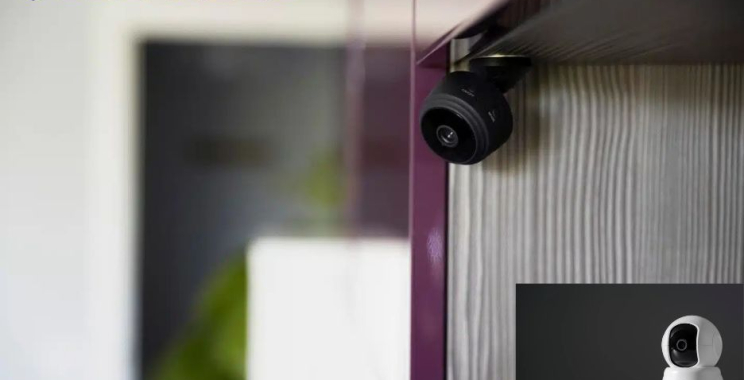 Hands-free recording with a compact mounted camera for action seconds